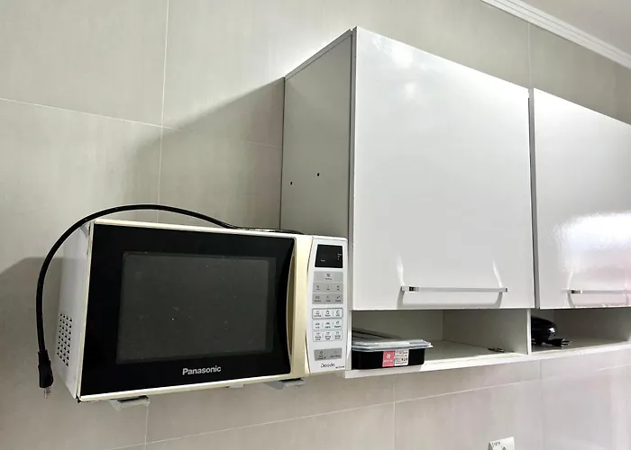 Apartamento completo, 3 quartos com ar condicionado, churrasqueira na sacada, piscina no cond, ao lado da Praia Grande e na cara do gol para a centralidade comercial turística do itaguá! Ubatuba