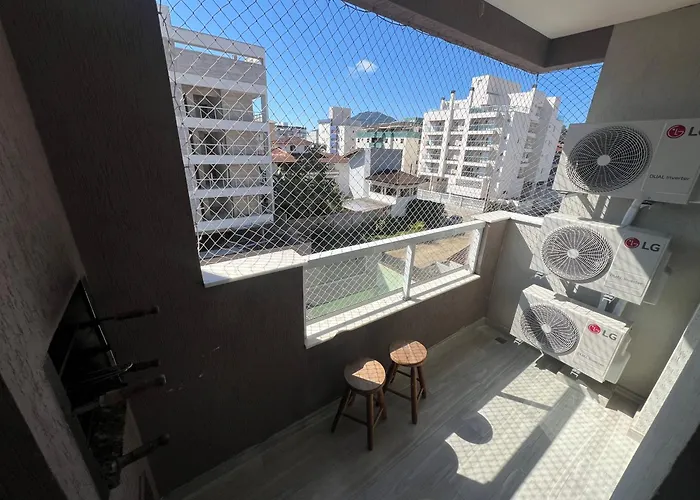 Apartamento completo, 3 quartos com ar condicionado, churrasqueira na sacada, piscina no cond, ao lado da Praia Grande e na cara do gol para a centralidade comercial turística do itaguá! Ubatuba